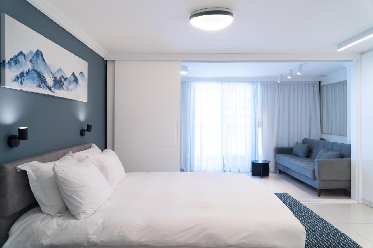 Beachfront Boutique Apartment Herzliya Exterior photo